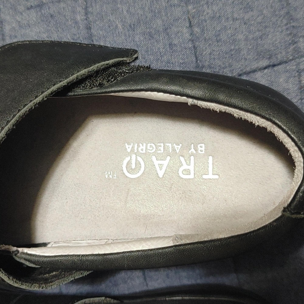 Women's Traq work clogs. Black leather. Slip resistant non marking bottom. - Picture 2 of 4